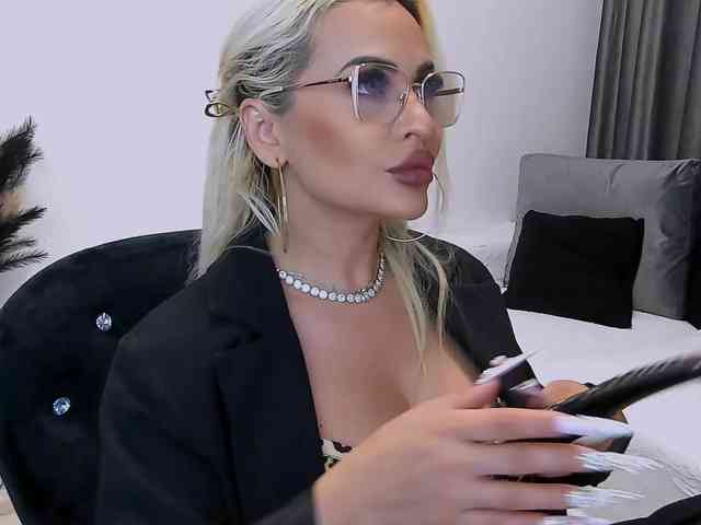 lovelyblondyx webcam