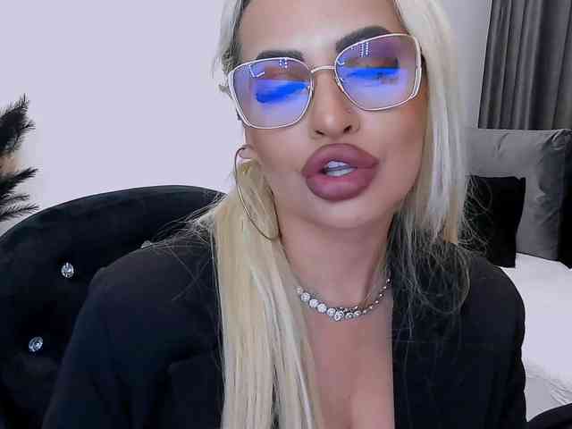 lovelyblondyx webcam