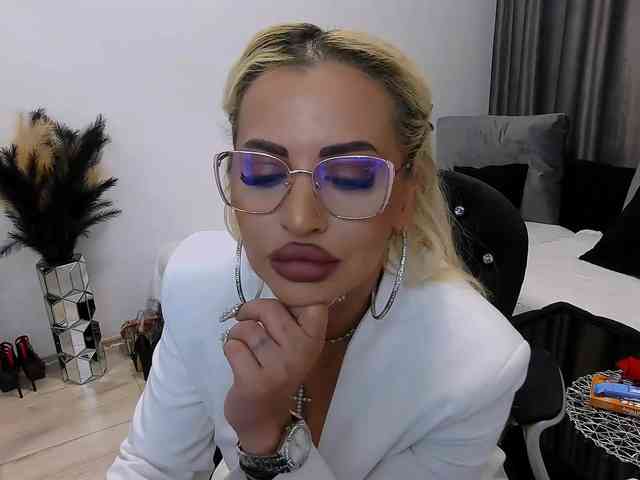lovelyblondyx webcam