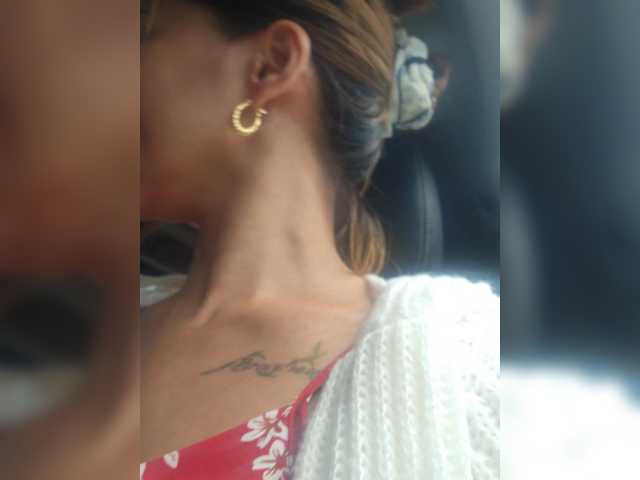 LivesAdrianne webcam