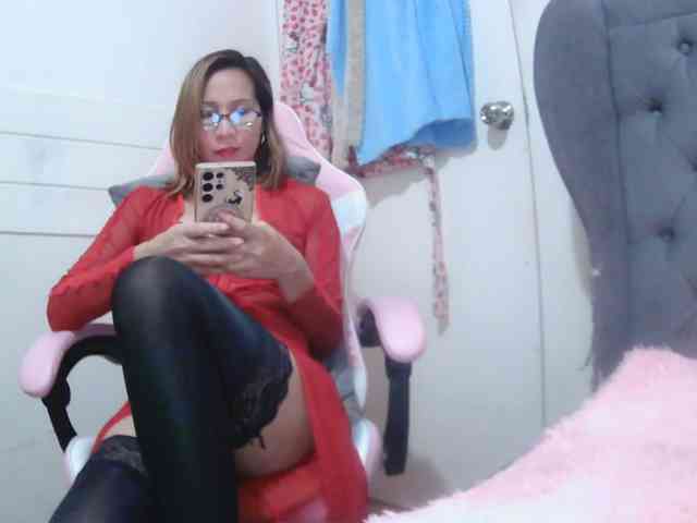 LivesAdrianne webcam