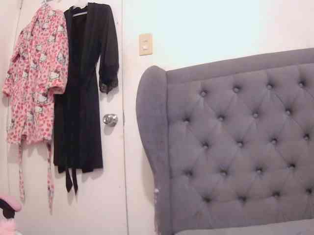 LivesAdrianne webcam