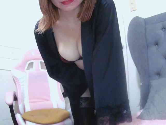 LivesAdrianne webcam