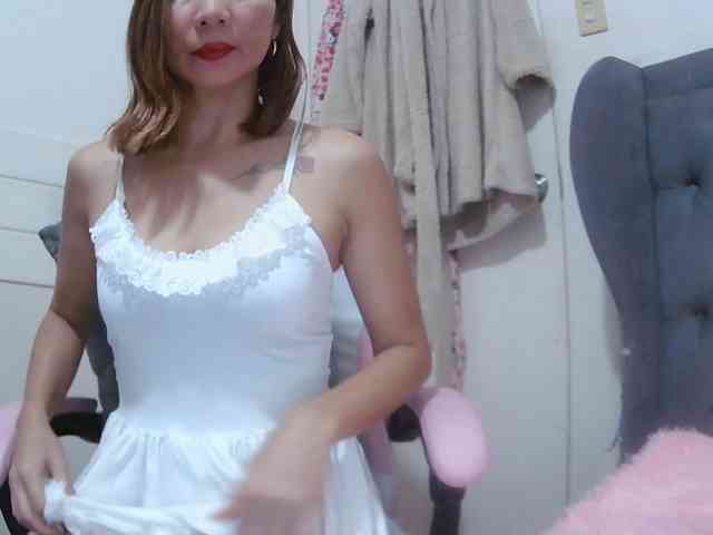 LivesAdrianne webcam