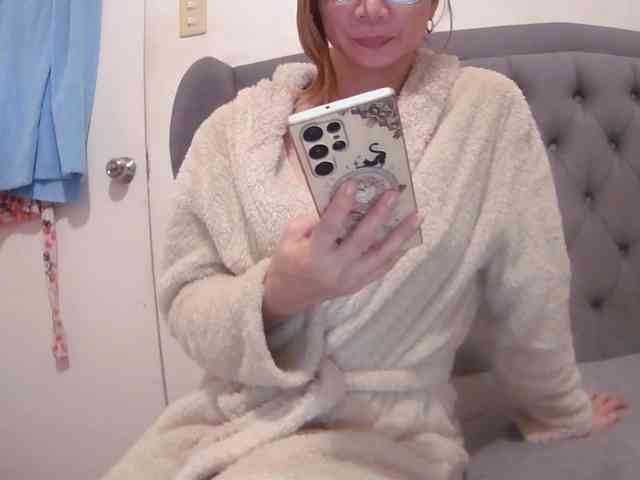 LivesAdrianne webcam