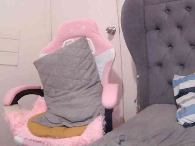 LivesAdrianne webcam