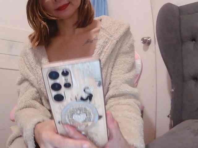 LivesAdrianne webcam