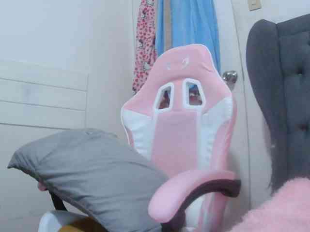 LivesAdrianne webcam