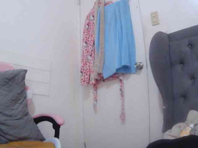 LivesAdrianne webcam