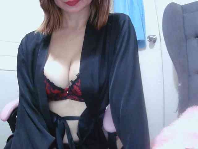 LivesAdrianne webcam