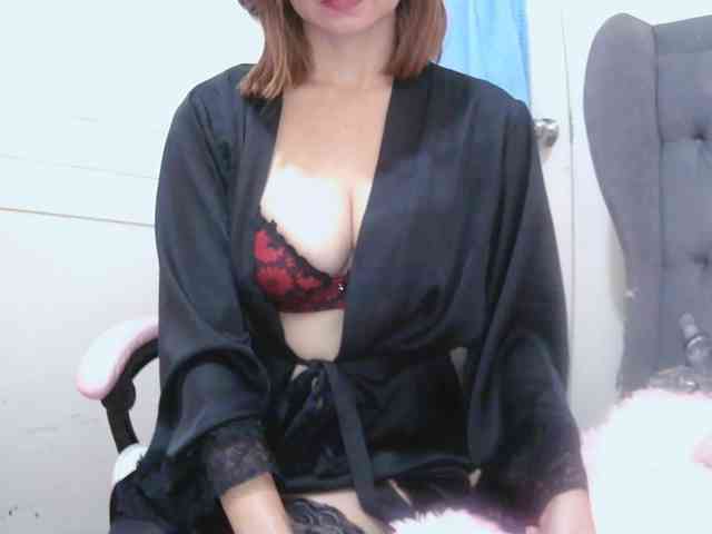 LivesAdrianne webcam