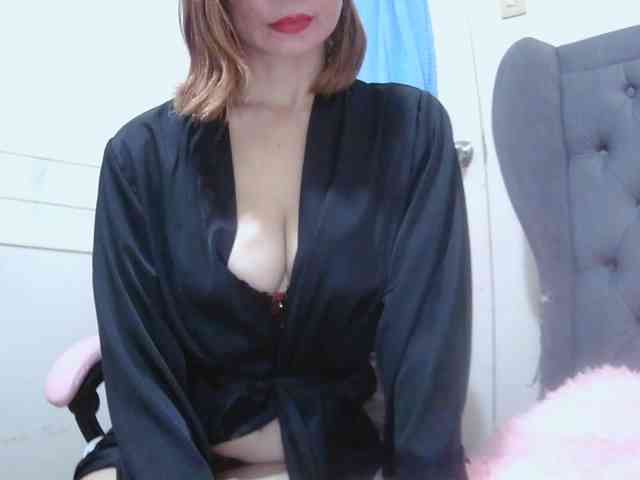 LivesAdrianne webcam