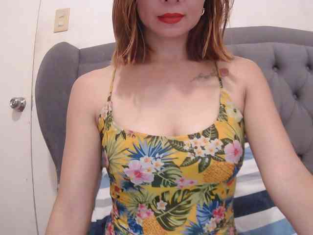 LivesAdrianne webcam