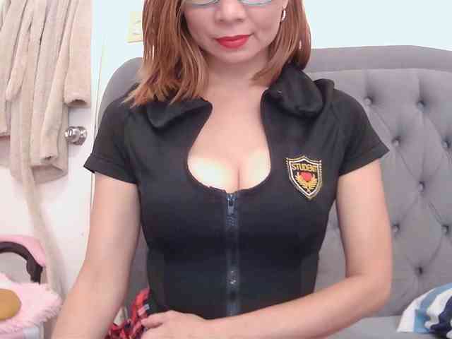 LivesAdrianne webcam