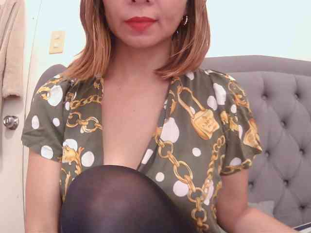 LivesAdrianne webcam