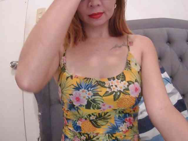 LivesAdrianne webcam