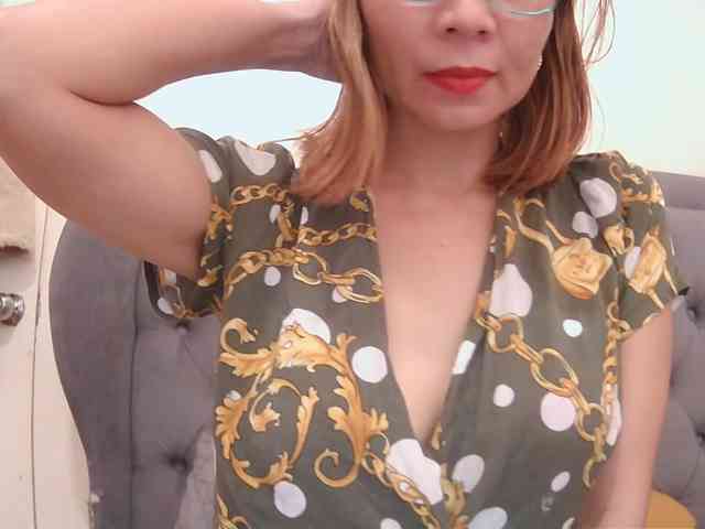 LivesAdrianne webcam