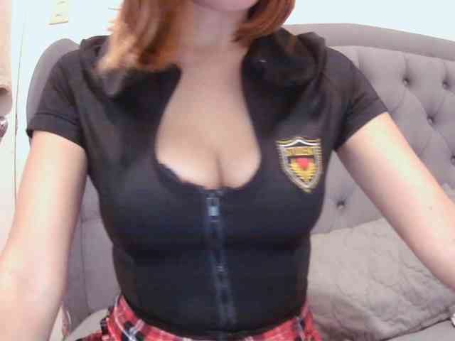 LivesAdrianne webcam