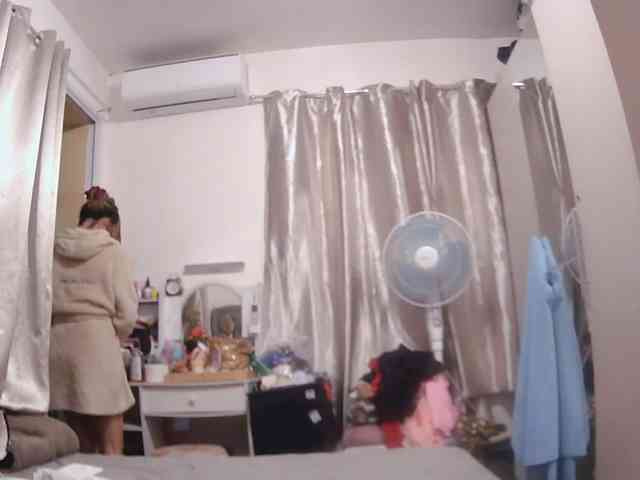 LivesAdrianne webcam