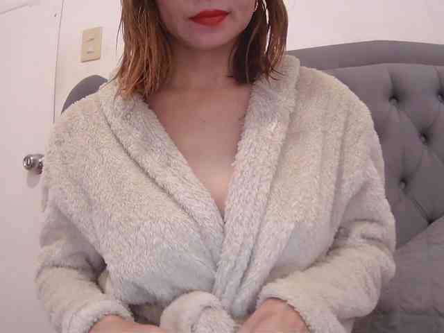 LivesAdrianne webcam