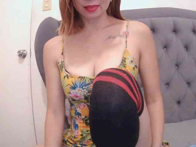 LivesAdrianne webcam