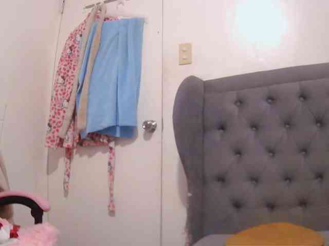 LivesAdrianne webcam