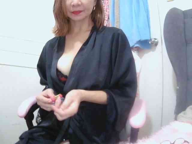 LivesAdrianne webcam