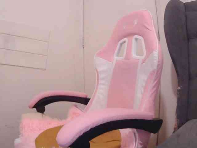 LivesAdrianne webcam