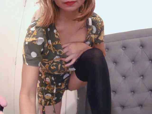 LivesAdrianne webcam