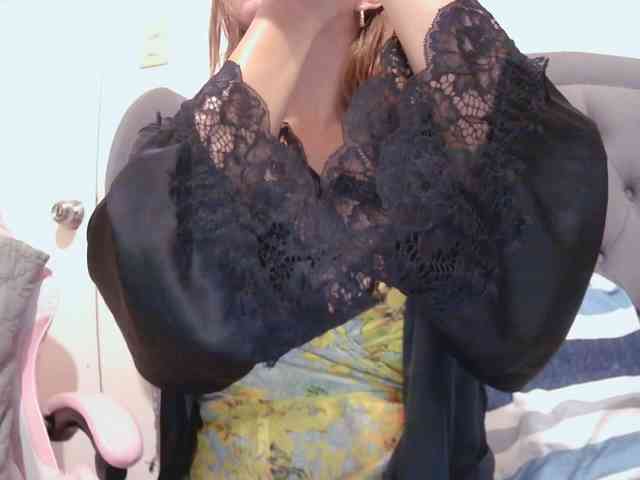 LivesAdrianne webcam