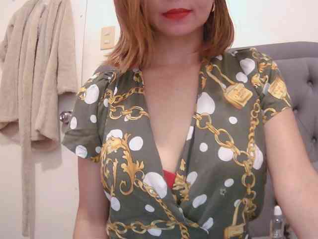 LivesAdrianne webcam