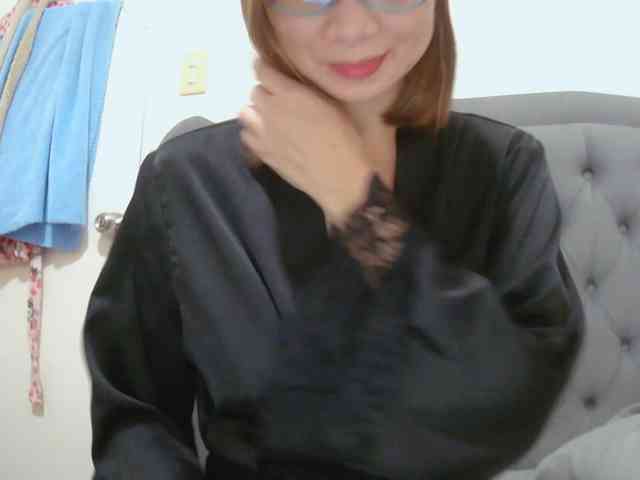 LivesAdrianne webcam