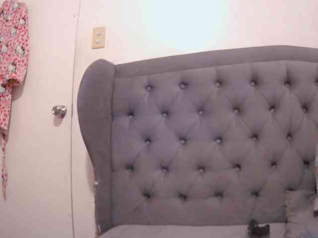 LivesAdrianne webcam