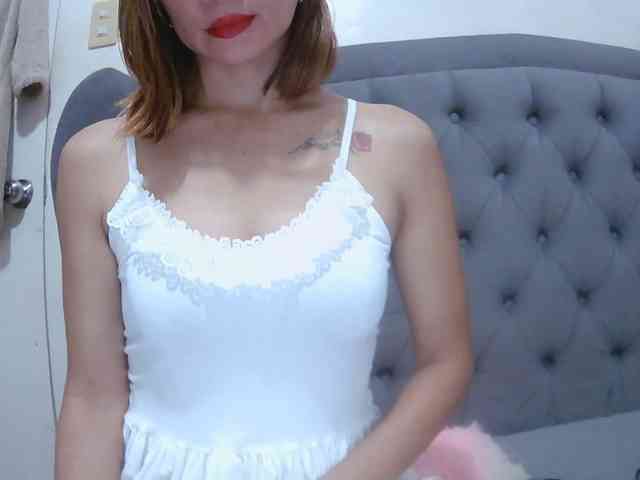 LivesAdrianne webcam