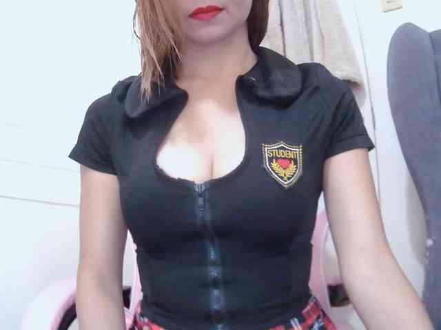LivesAdrianne webcam