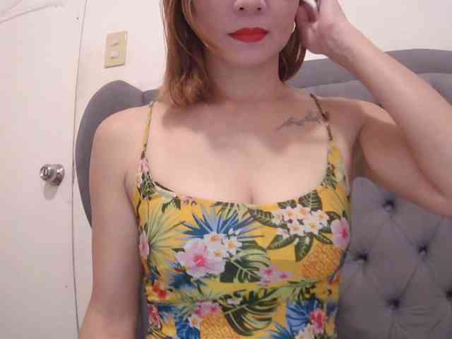 LivesAdrianne webcam