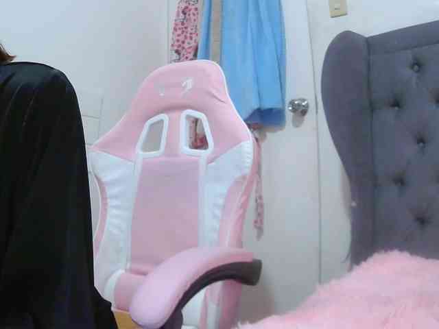 LivesAdrianne webcam