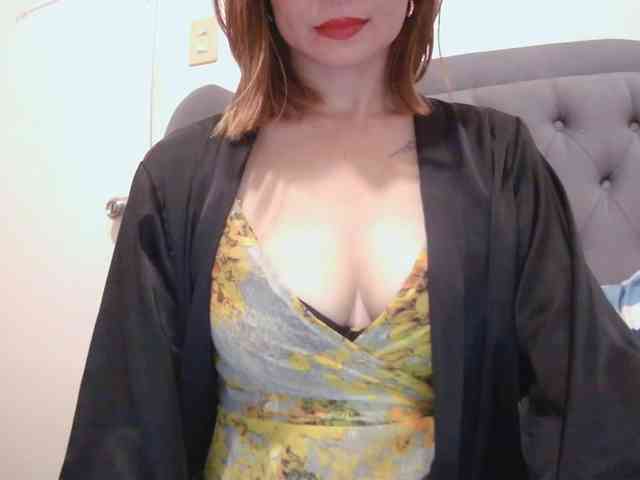 LivesAdrianne webcam
