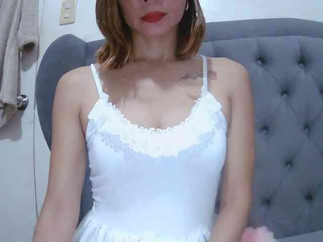 LivesAdrianne webcam