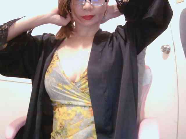 LivesAdrianne webcam