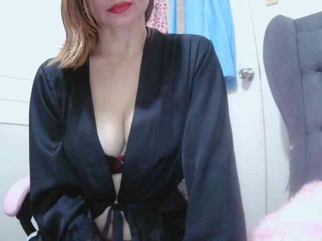 LivesAdrianne webcam