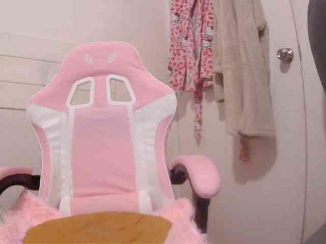 LivesAdrianne webcam