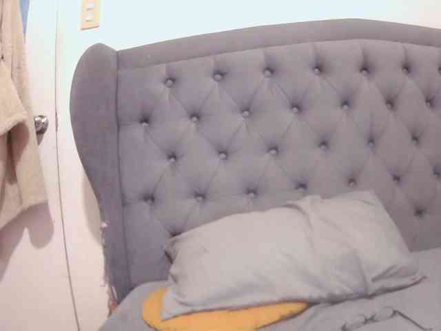 LivesAdrianne webcam