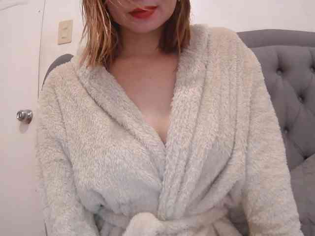 LivesAdrianne webcam