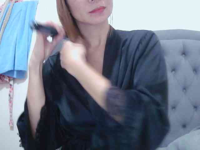 LivesAdrianne webcam