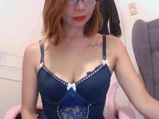 LivesAdrianne webcam