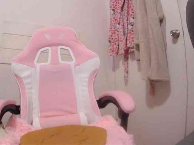 LivesAdrianne webcam