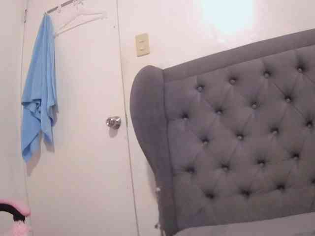 LivesAdrianne webcam