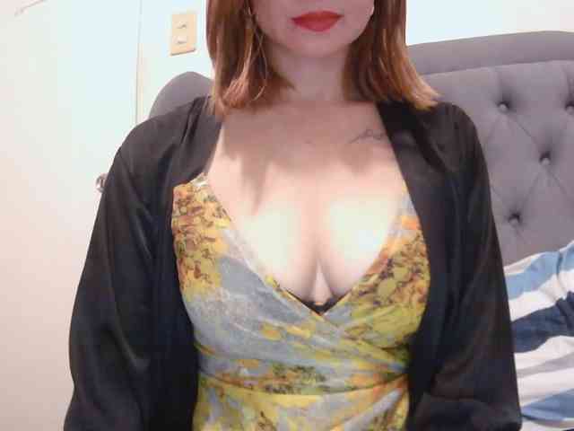 LivesAdrianne webcam