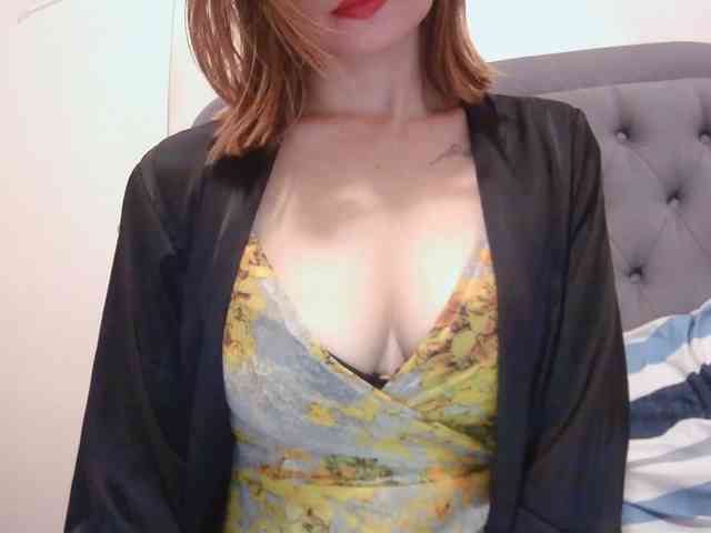 LivesAdrianne webcam